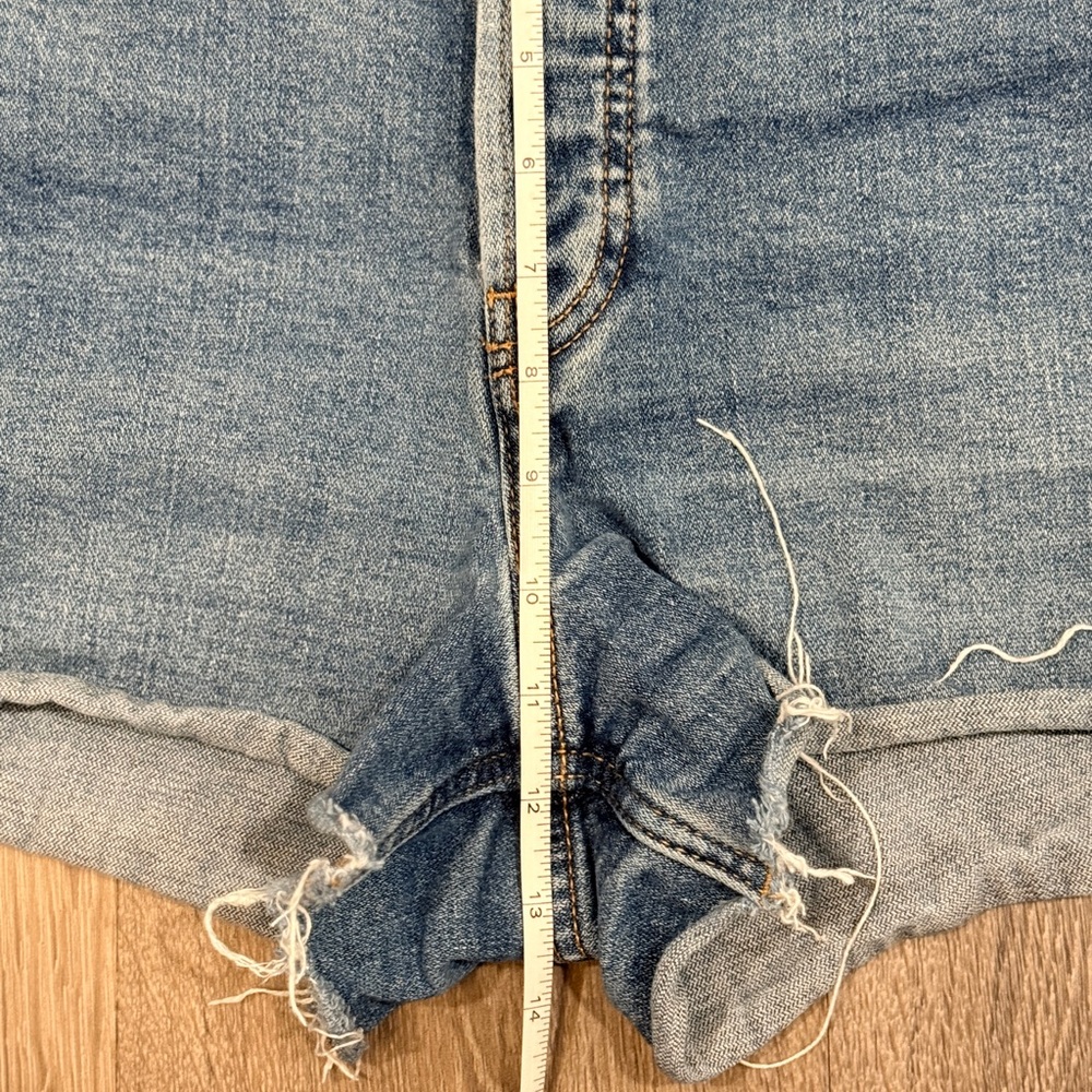Old Navy Women’s Higher High Rise Distressed Blue Denim Shorts Size 8 - Picture 5 of 7